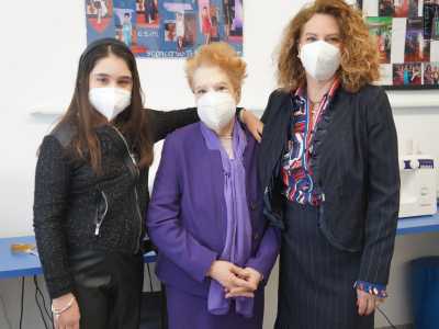 Facciamo la conoscenza di Martina, figlia di Cinzia, dell�et� di 10 anni. �Sin da piccolina prendeva in mano i tessuti e li avvolgeva attorno alla sua testa, ideando copricapi bizzarri � ci svela sua nonna �. Spero che tanto che lei, grazie ai nostri insegnamenti, possa continuare la storia di questo piccolo ma prezioso atelier�